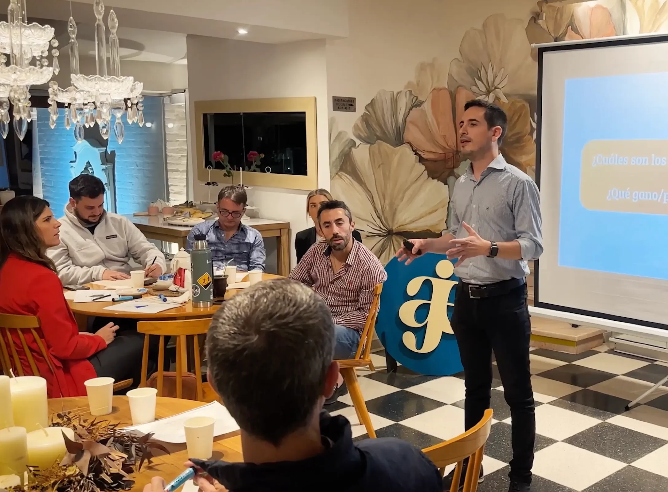 Facilitador de BS360 guiando una actividad con líderes